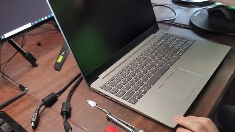 Cài đặt lại hệ điều hành laptop nếu bật không lên màn hình