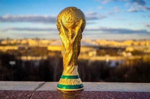 Cúp World Cup được thiết kế theo hình dáng cầu thủ giơ cao chiếc cúp