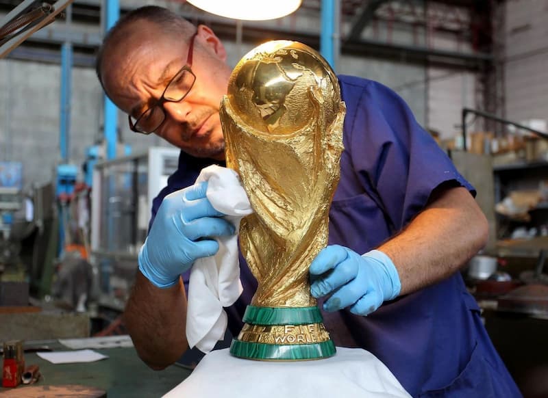 Người hâm mộ thế giới quan tâm cúp World Cup làm bằng gì?