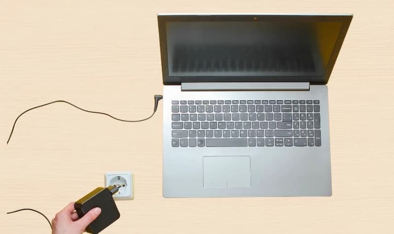 Kiểm tra nguồn điện và cáp sạc khi xuất hiện tình trạng laptop không lên màn hình