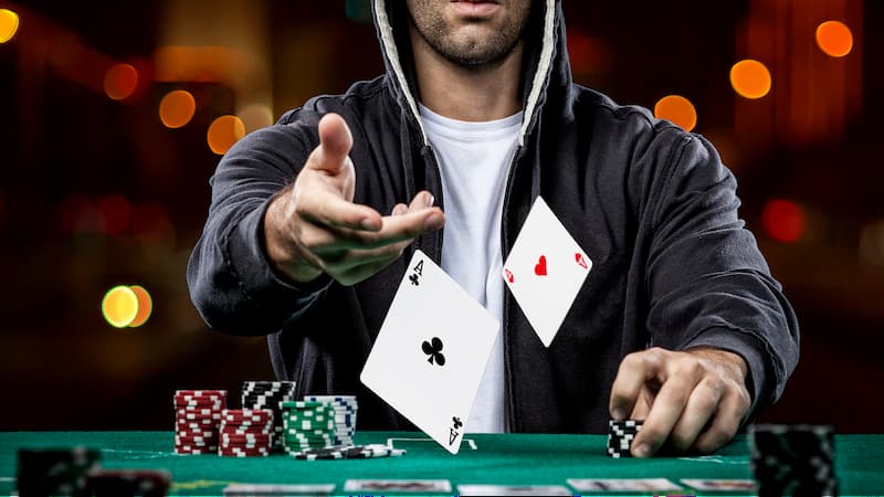 Người chơi cần rèn kỹ năng quan sát đối thủ chơi bài trong ván poker đổi thưởng